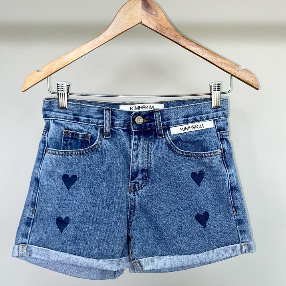 Kimhekim blue heart stamped high-waisted medium-wash denim shorts. 💙
